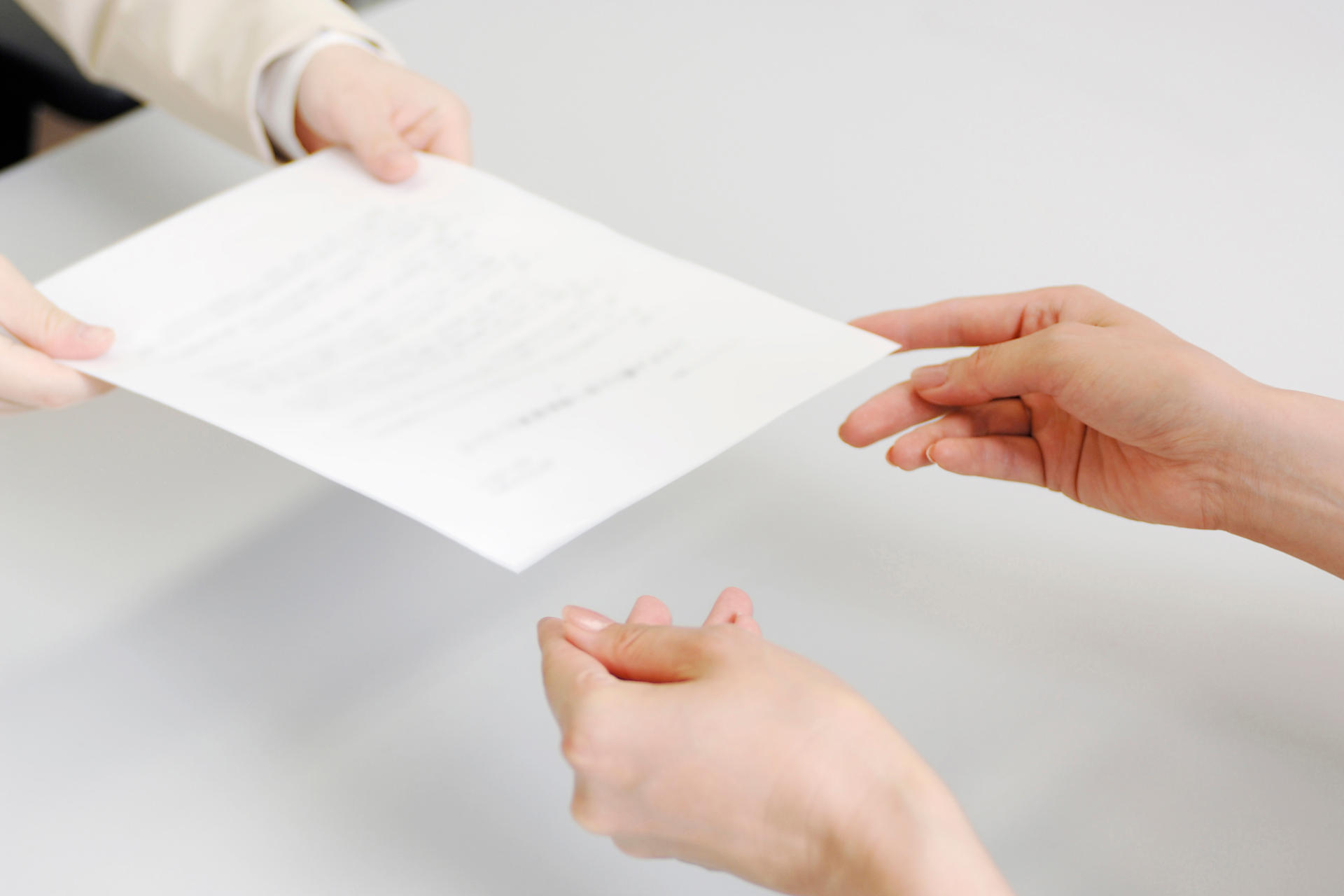 書類を手渡している画像