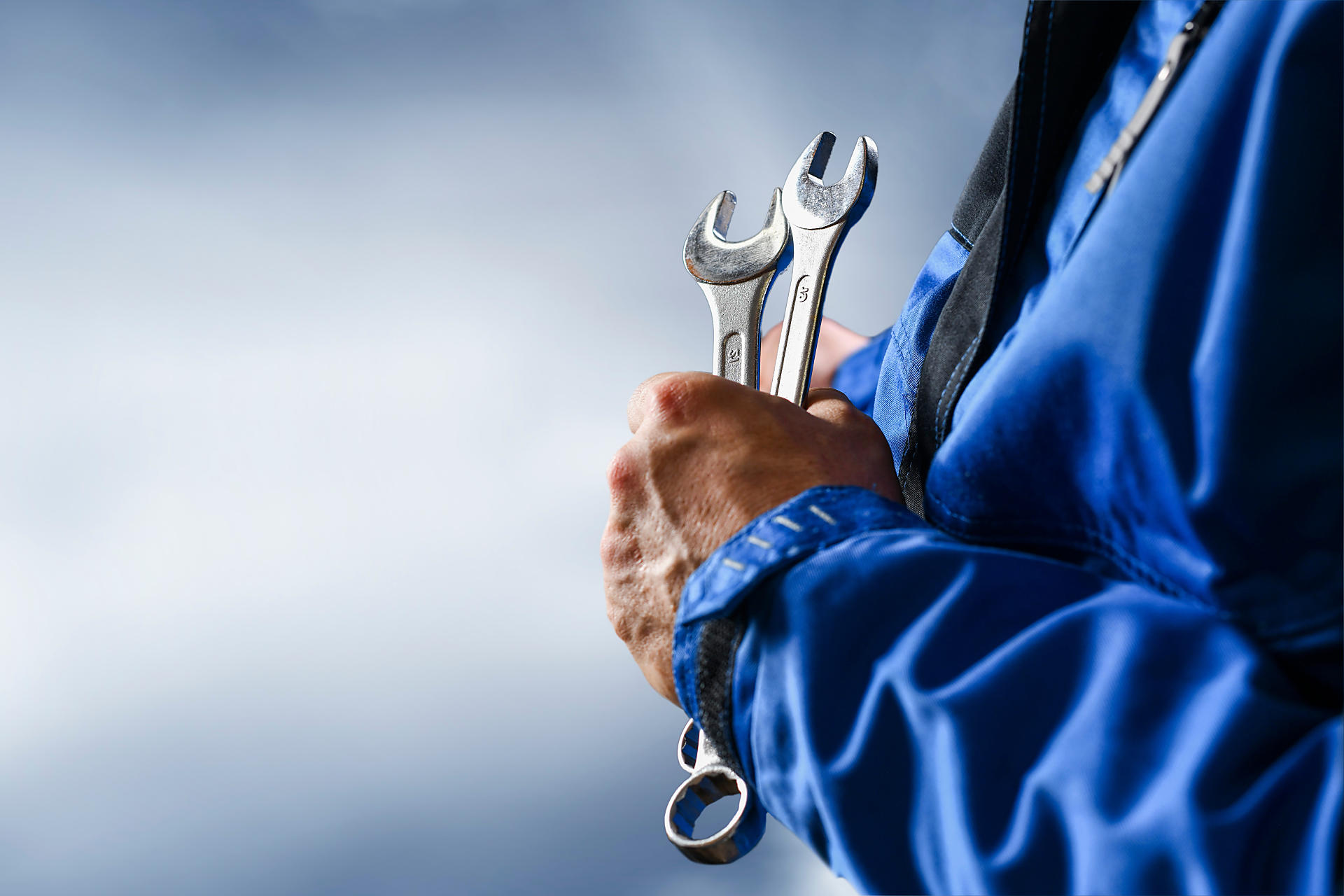 レンチを持っている人の画像